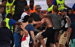 CĐV choảng nhau dữ dội trên khán đài trận Anh - Nga