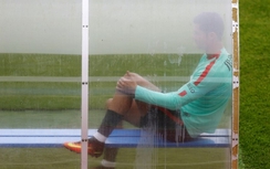 EURO 2016: Ronaldo “ôm gối”, Bồ Đào Nha méo mặt