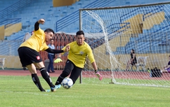 Xem... phi công đá bóng tại sân Hàng Đẫy