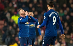 Rooney lập siêu phẩm, M.U tái sinh ở phút bù giờ