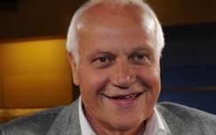 HLV Hữu Thắng so tài cùng đối thủ gần 80 tuổi