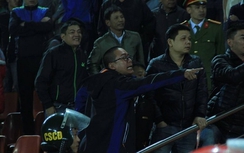 CĐV Hải Phòng tái diễn hình ảnh xấu xí, đòi "xử" trọng tài