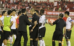 V-League 2017: Cầu thủ bỏ mặc đối phương ghi bàn