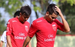 Nhận án kỷ lục, cầu thủ Long An muốn giải nghệ