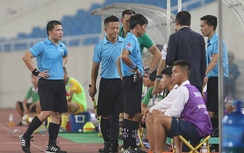 Chuyện lạ bóng đá Việt Nam: Trọng tài xin... thay người vì nắng nóng