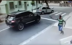 Thủ môn bị dí súng, cướp xe trên đường đến sân tập