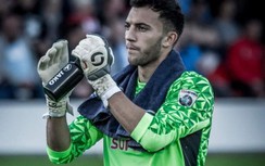 Cười té ghế với lý do thủ môn bị đuổi khỏi sân