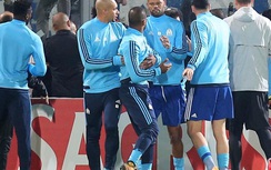 Đạp CĐV, Evra coi như tự chấm hết sự nghiệp