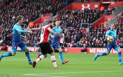 Arsenal hút chết, hồi sinh nhờ "chân gỗ"