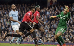 Thua sốc MU, Man City chưa thể vô địch Ngoại hạng Anh