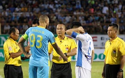 Bất ngờ với lý do trọng tài thổi phạt đền HAGL bị treo còi