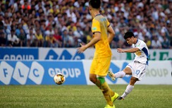 Cú ra chân thần sầu của Công Phượng đẹp nhất tháng 5?