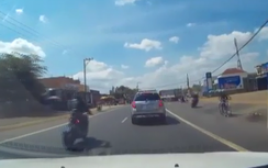 Giật mình nhóm biker tạt đầu ô tô để...đổ xăng