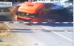 Kinh hoàng tàu hỏa đâm lìa đầu xe container