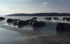 Hy hữu: 20 ô tô bị "nuốt chửng" xuống hồ