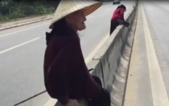 "Đứng tim" 3 cụ bà chống gậy trèo dải phân cách QL 1A