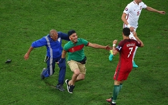 Video: Phản xạ "nhanh như cắt', Ronaldo né được "fan cuồng"