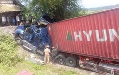 Container lao xuống vệ đường, tài xế thoát chết trong gang tấc