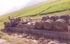 Mất lái, xe container "phơi bụng” dưới ruộng