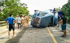 Mất lái, xe container “phơi bụng” giữa QL15A Hà Tĩnh