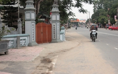 Hàng rào nhà thờ họ Đặng lùi vào 1,2m: QL8B đã tạm ổn?