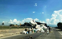 Xe tải nổ lốp lật nghiêng, hoa quả rơi vãi khắp QL1A