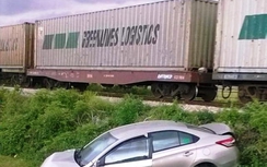 Nghệ An: Xế hộp bẹp dúm sau va chạm với tàu hỏa