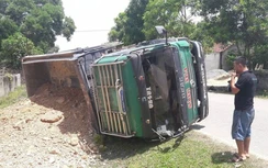 Qua đường về nhà, thiếu nữ bị xe tải cán ngang người