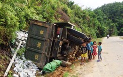 Người dân phá cửa cứu tài xế mắc kẹt trong xe tải bị lật