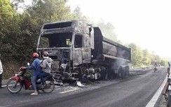 Xe đầu kéo bất ngờ bốc cháy trơ khung trên QL12C