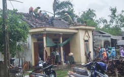 Bão số 4: Lốc xoáy phá hỏng 65 ngôi nhà