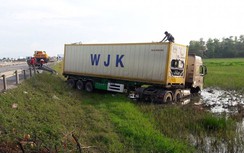 Nổ lốp, xe container húc bay 10m taluy rồi lao xuống ruộng