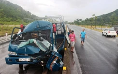 Đâm vào đuôi rơ moóc, đầu xe tải chở ga bẹp dúm