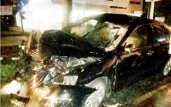 Nghệ An: Tránh xe tải, chiếc xế hộp đâm bay cột đèn đường 40m