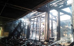 Cháy lớn thiêu rụi đền cổ ở Nghệ An