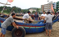 Bão số 10 tiến sát bờ, các tỉnh miền Trung khẩn trương ứng phó