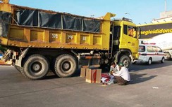 2 mẹ con bất ngờ tử vong dưới gầm xe "hổ vồ"