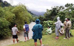 Hơn 100 nhân lực tìm kiếm người đàn ông bị nước lũ cuốn trôi