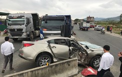Xe tải tông nát xe hơi, hai phụ nữ thoát chết kỳ diệu