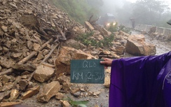 Sạt lở, đá lớn chắn ngang đường, QL8A Hà Tĩnh tắc 1 giờ