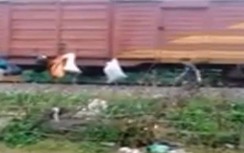 Phạt vợ chồng treo rác thải lên tàu ở Hà Tĩnh 3 triệu đồng