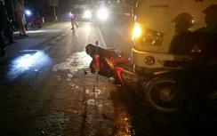 Ông đèo cháu bằng xe máy bị xe tải tông nguy kịch