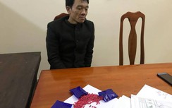 Kẻ mang ma túy liên tục đạp xe cảnh sát hòng trốn thoát