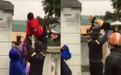 Cổng khóa, phụ huynh phải bế trẻ qua tường vào trường?