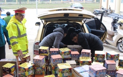 Dùng ma túy trên đường chở pháo lậu đi tiêu thụ