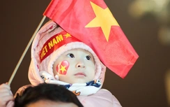 Chùm ảnh: CĐV nhí xứ Nghệ đội mưa rét đón người hùng U23