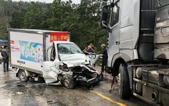 Xe tải nát đầu sau cú tông trực diện container