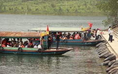 Thót tim đò chở khách quá tải, không áo phao ở chùa Hương Tích