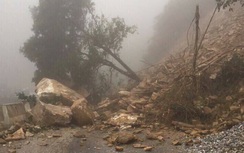 Hơn 1.000 khối đất đá làm ách tắc QL8A qua Hà Tĩnh