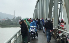 Tìm kiếm thi thể người phụ nữ nhảy cầu Bến Thủy 1 trong đêm